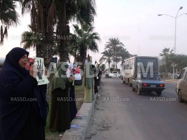 بالصور..سلسلة بشرية ببرج العرب رفضاً للانقلاب