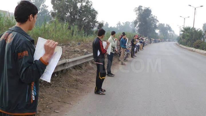 سلسلة بشرية لرافضي الانقلاب بميت غمر في ذكرى 100 يوم على الفض