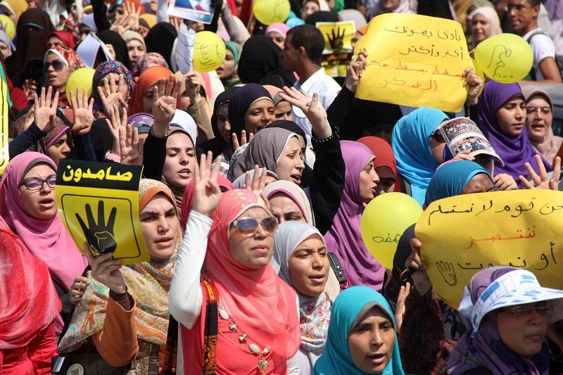 شرطة سوهاج تهدد الفتيات بنزع ملابسهن في الشارع