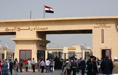 محتجون أمام معبر رفح يطالبون مصر بإعادة فتحه