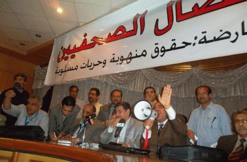 معتصمو الصحف الحزبية يهددون بالإضراب عن الطعام