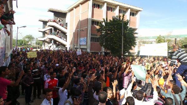 طلاب جامعة أسيوط يتظاهرون تنديدًا بإنتهاكات الإنقلاب