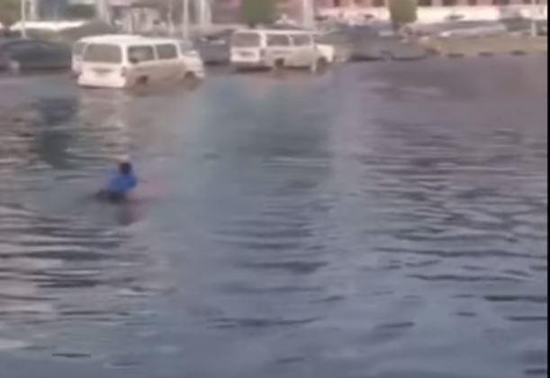 فيديو| طفل يسبح في مياه أمطار التجمع الخامس