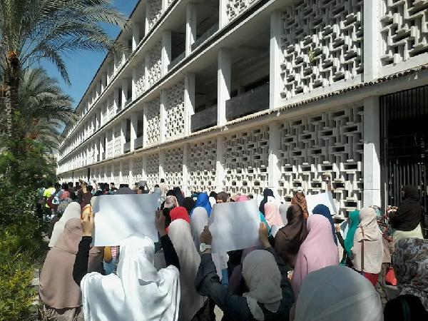 مسيرة مفاجئة بجامعة المنصورة لرفض الحصار الأمني على الجامعة