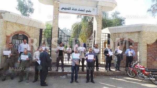 أعضاء هيئة التدريس بالمنصورة يحتجون على اعتقال زملائهم