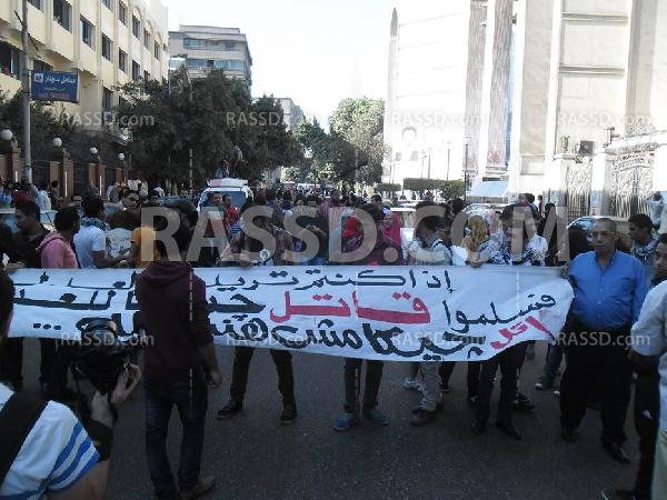 المتظاهر ون بميدان طلعت حرب للمطالبة بإسقاط قانون التظاهر