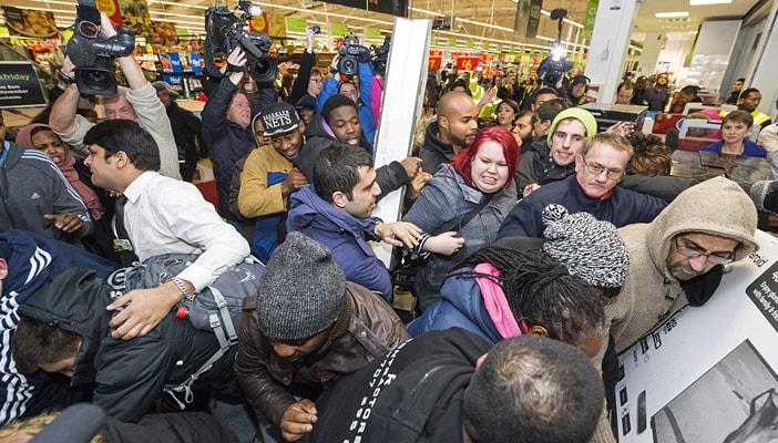 بالفيديو.. مشاجرات بين الزبائن الأميركيين في المحلات بالجمعة السوداء