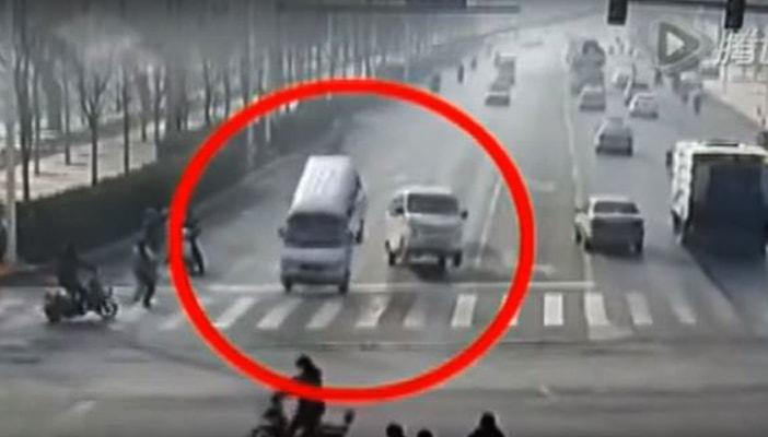 بالفيديو.. سيارات تتوقف وتنقلب فجأة في الصين