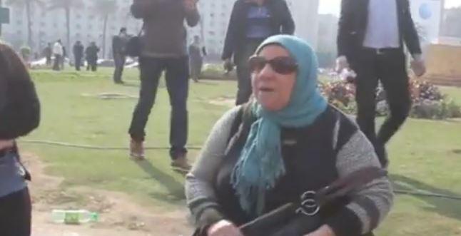 فيديو| سيدة تهتف بمفردها بالتحرير ضد حكم العسكر ومبارك