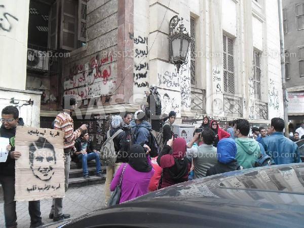 نشطاء يتحدون قانون التظاهر ويتظاهرون امام محكمة عابدين