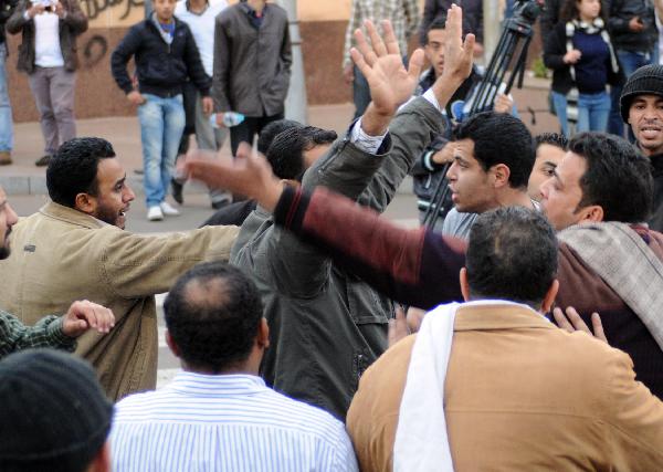 اشتباكات بين المتظاهرين والأهالى امام محكمة عابدين