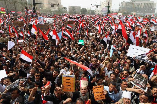 لوس أنجلوس تايمز: الثورة المصرية أصبحت “مؤامرة غربية”