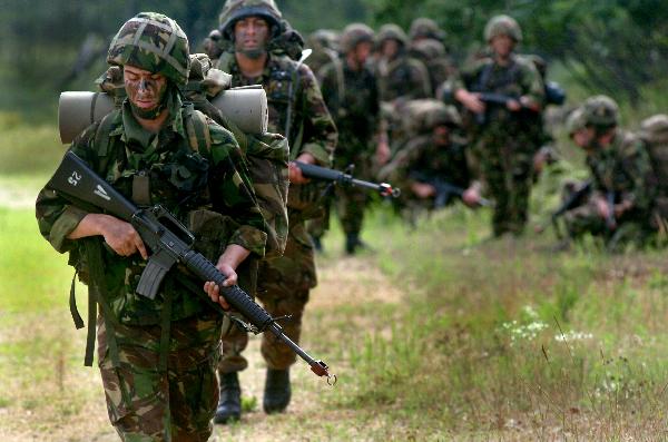 لوفيجارو: فرنسا تعتزم سحب جنودها من كوسوفا