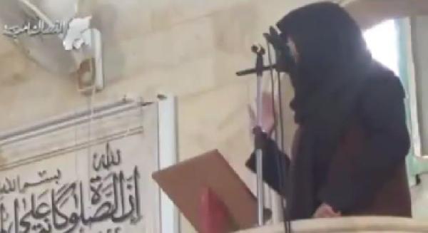 فيديو| استهداف خطيب جمعة بسوريا وهو على المنبر