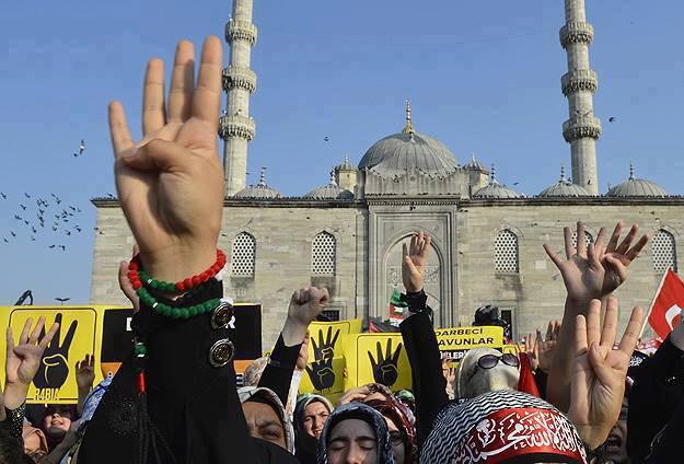 حبس الطالبة إيمان فكري عامين لحيازتها شعار رابعة