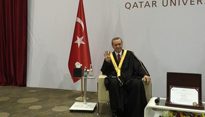 بالصور.. أردوغان يرفع “شارة رابعة” في جامعة قطر