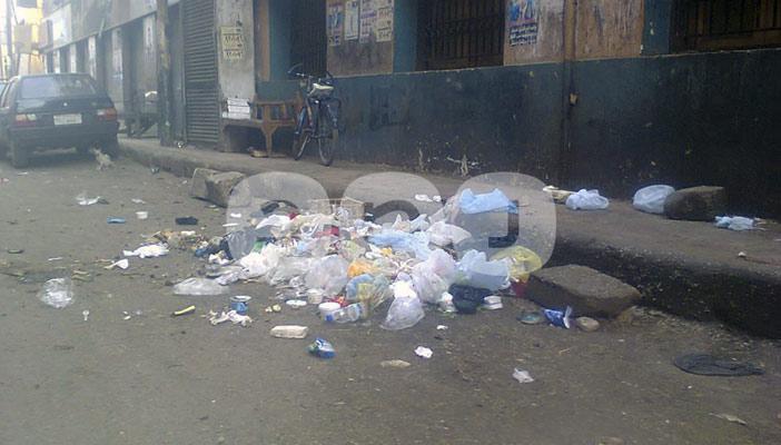 بالصور.. انتشار القمامة بشوارع سوهاج الرئيسية وصناديق القمامة فارغة