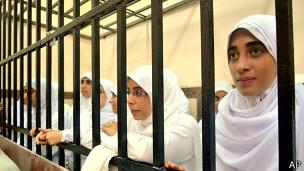 التايمز.. “مصر تسجن تلميذات عقابا لتظاهرهن السلمي”