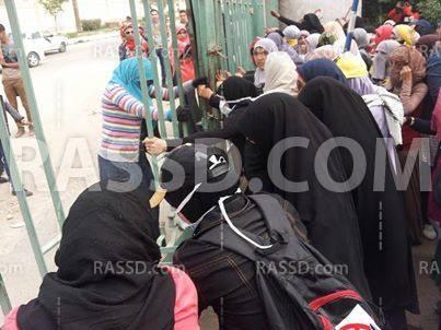 فتيات جامعة الأزهر تتغلب على الأمن وتفتح البوابات