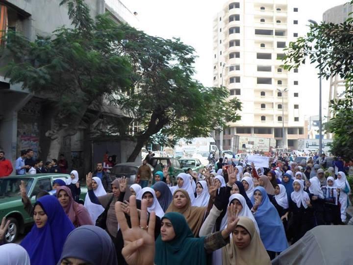 مسيرة نسائية رافضة للانقلاب فى مليونية الرجولة موقف بدمياط