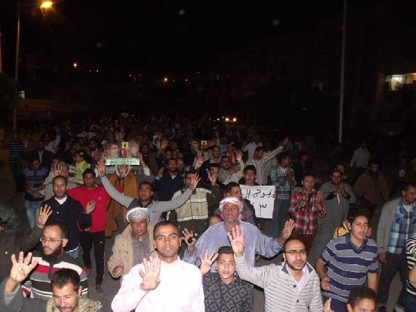 بالصور..المئات في مسيرة للتنديد بإنتهاكات الإنقلاب