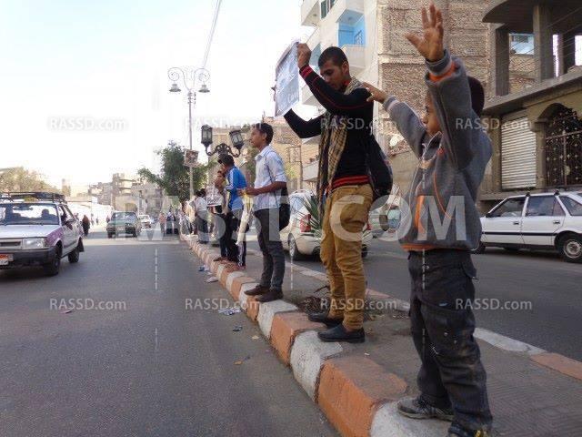 سلسلة بشرية لرفض الانقلاب العسكري بقنا