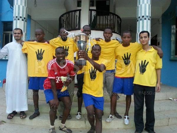 بالصور..طلاب غانا يرتدون “تي شرتات رابعة”