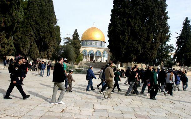 عشرات اليهود يقتحمون باحات المسجد الأقصى