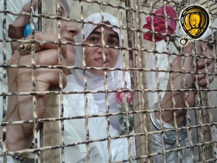 بالصور..زهور وابتسامات وحرائر “7 الصبح” في قفص الانقلاب