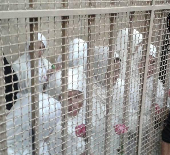 حرائرالاسكندرية يرددن الأناشيد ويمسكن بالورود خلف القضبان