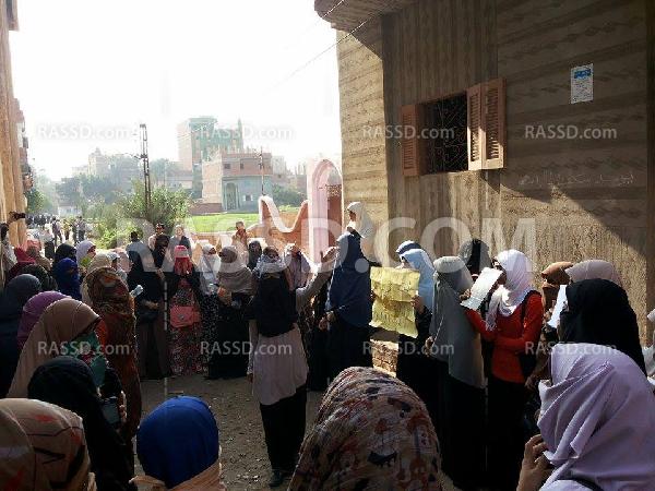 وقفتان لطالبات أزهر تفهنا الأشراف لإسقاط رئيس الجامعة