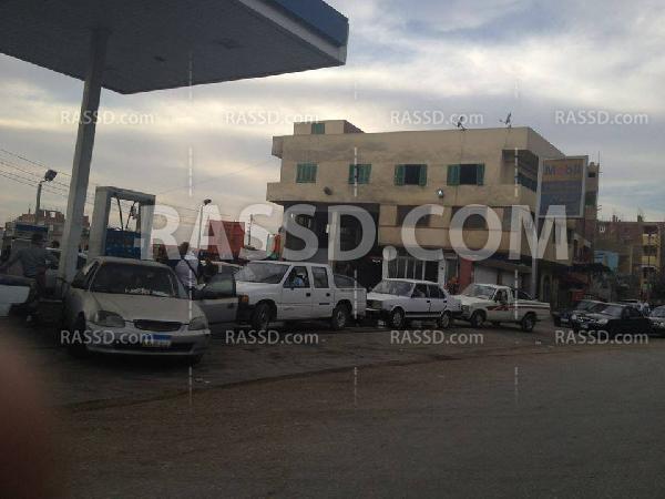 أزمة وقود بسوهاج تتسبب بشلل مروري حاد