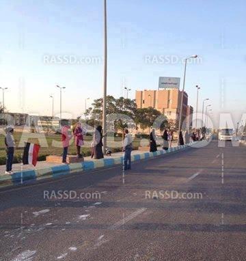 سلسلة بشرية ضد الإنقلاب بالشرقية