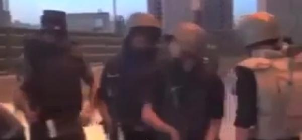 بالفيديو.. يأمر مجند بضرب المتظاهرين والمجند يرفض