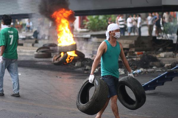 تايلاند:استقاله جماعية لنواب المعارضة والحكومة تقترح استفتاء