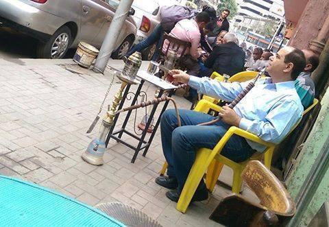 صورة “شبيه السيسي” وهو يدخن شيشة تشعل مواقع التواصل