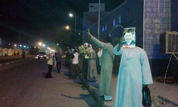 سلسلة بشرية في أسوان تنديدًا ببراءة المخلوع