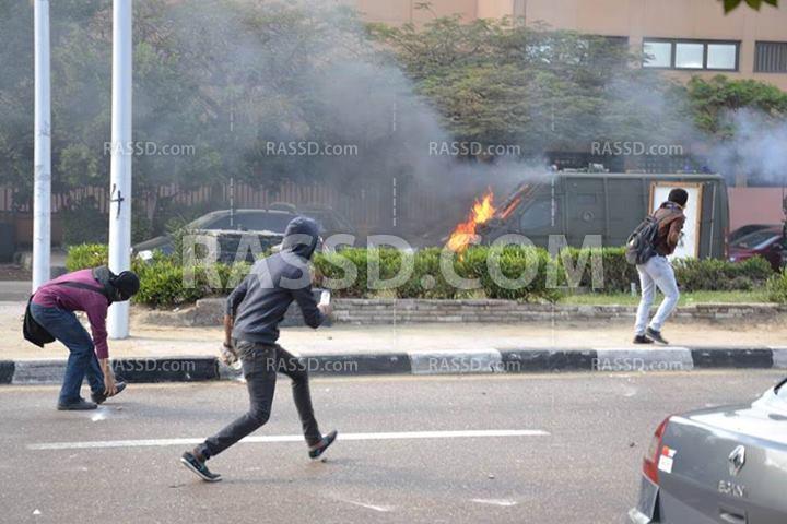 اشتعال 3 سيارات للشرطة في هجوم على مسيرة بجامعة الأزهر