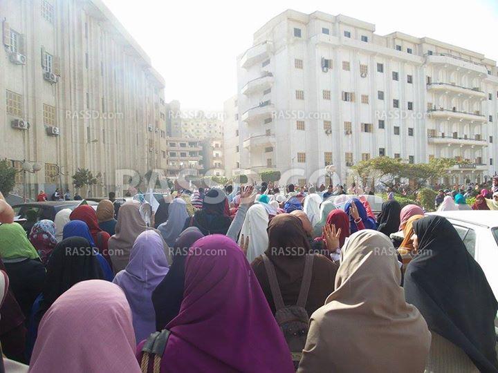 مسيرة في جامعة بني سويف تنديدًا بفصل 27 طالبًا