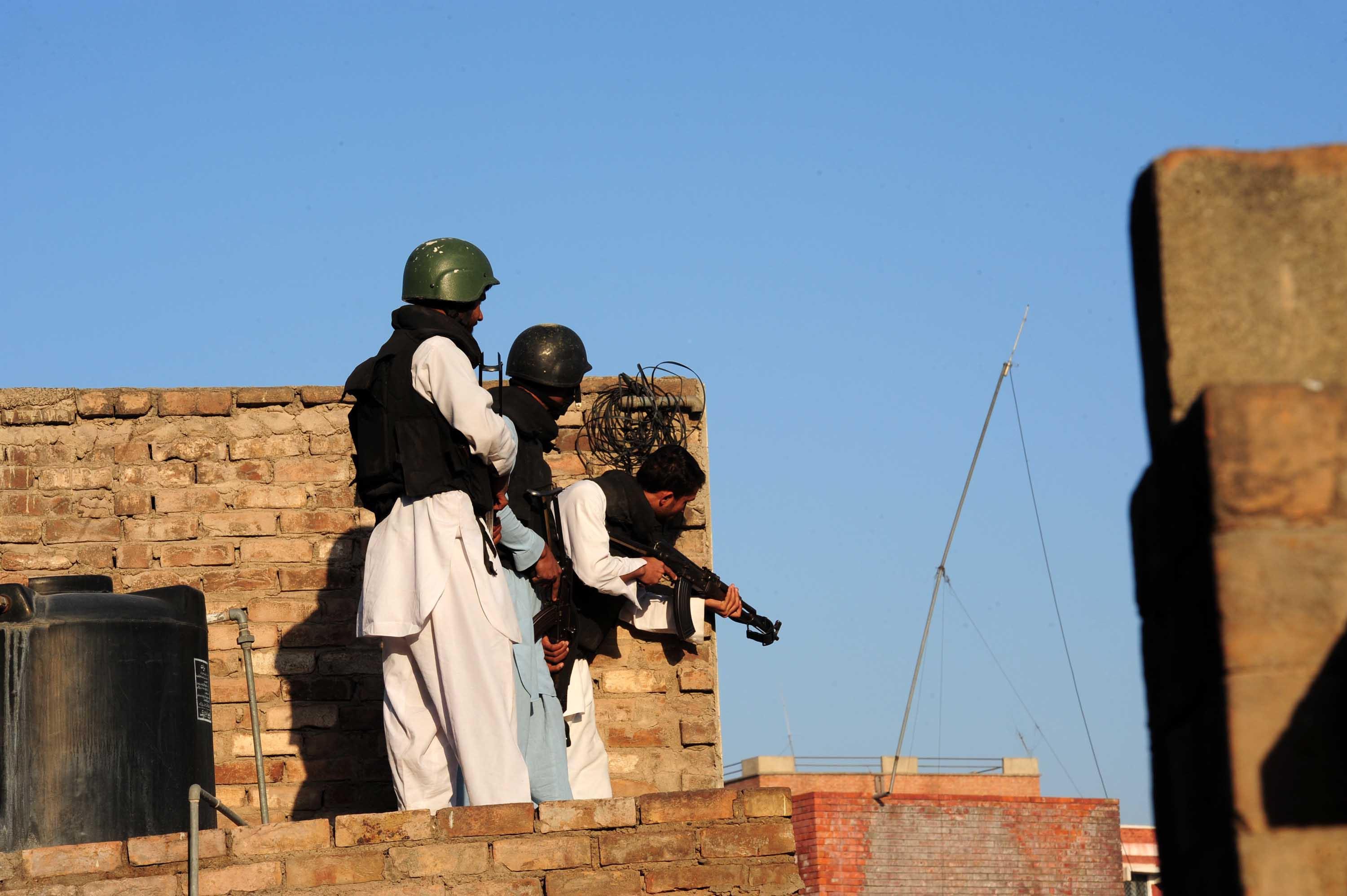 16 قتيلا في اشتباكات بين “تنظيم الدولة” و”طالبان” بأفغانستان