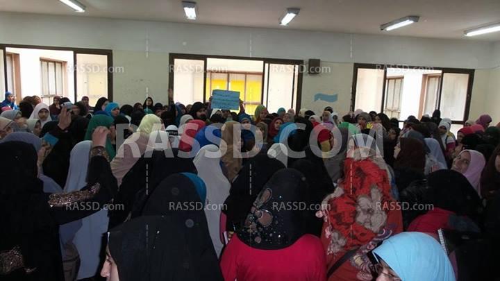 وقفة لطالبات الأزهر بالمنصورة تنديدا على اقتحام الجامعة أمس