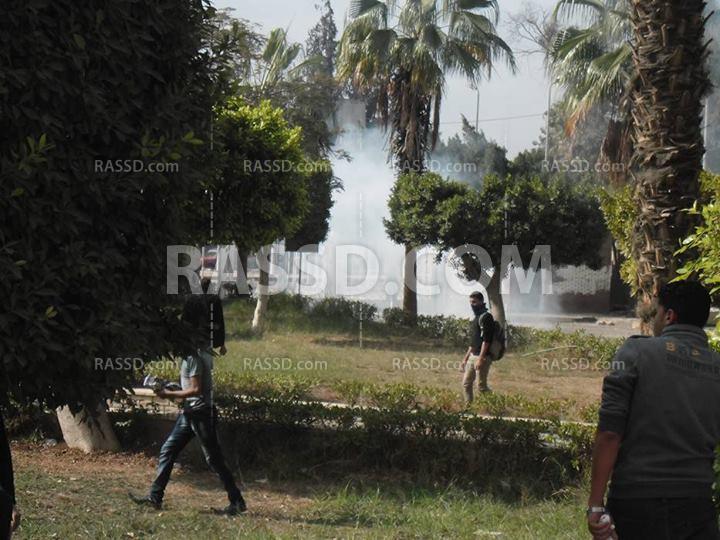 قوات الأمن تطلق قنابل الغاز على الطلاب داخل الجامعة