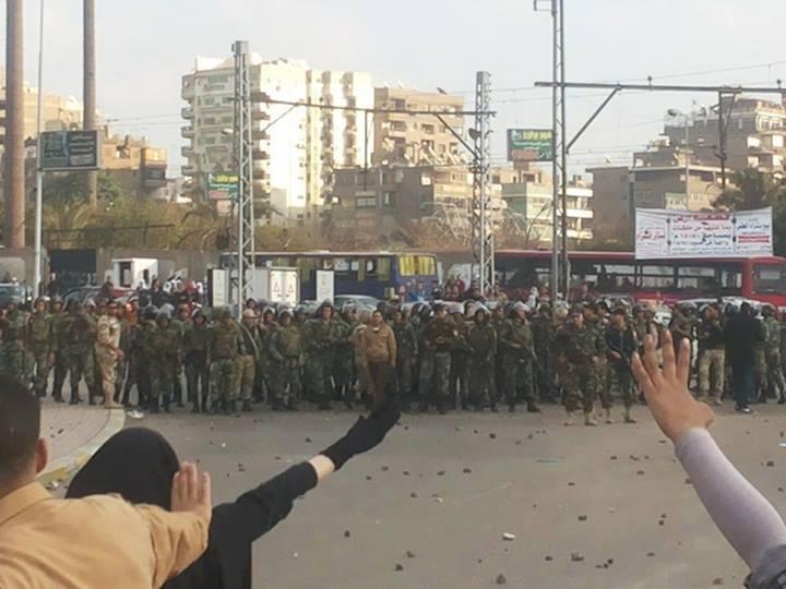 قوات المظلات والصاعقة تواجه فتيات جامعة الازهر