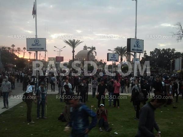 طلاب جامعة القاهرة يحتمون بأسوارها من خرطوش أمن الانقلاب