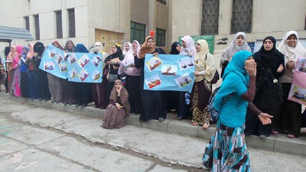 سلسلة بشرية لطالبات المنصورة دعما للأزهر