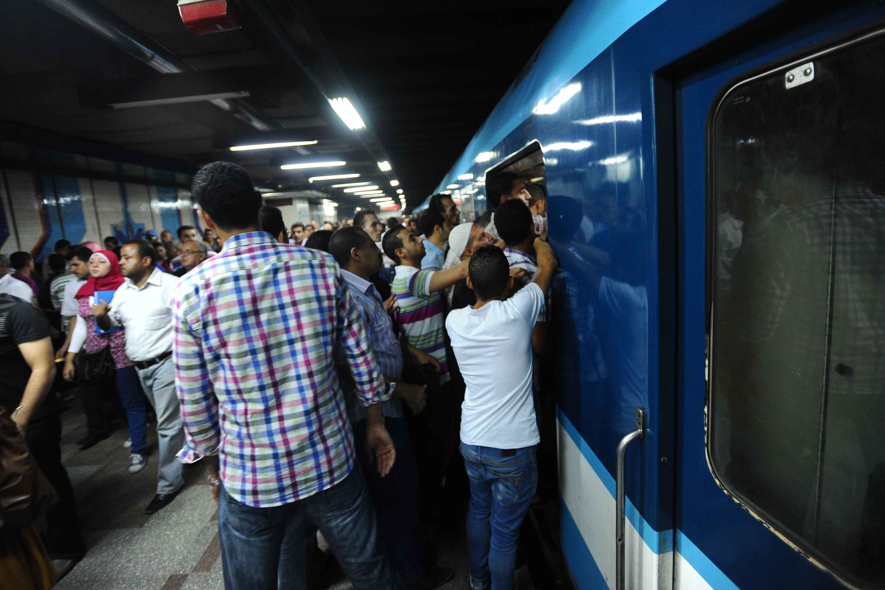 تكدس الركاب على محطات مترو "المرج حلوان" بسبب تعطل