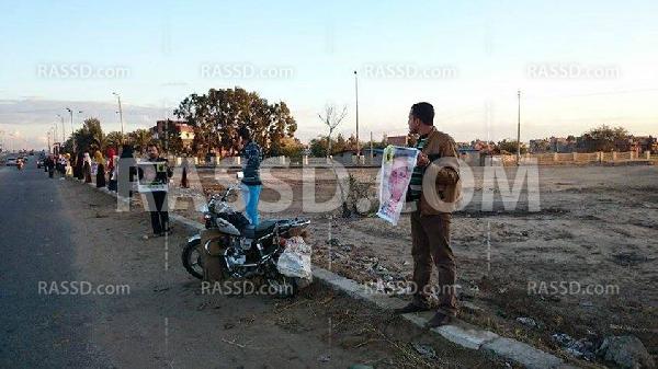 سلسلة بشرية لـ”شباب” دمياط تنادي بالحرية لزملائهم