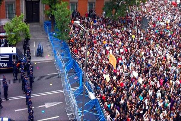 إصابة 18 شخص خلال مواجهات بين الشرطة وحركة الغاضبون بأسبانيا