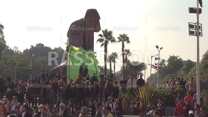 طلاب جامعة القاهرة يتظاهرون بميدان نهضة مصر