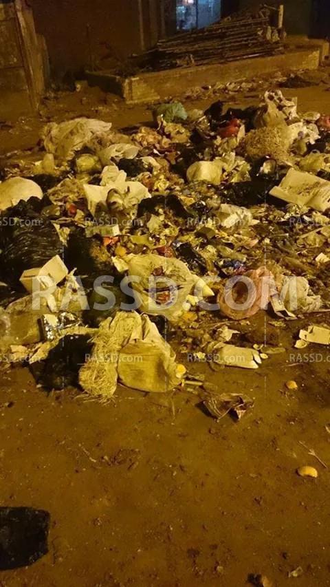 شوارع “ميت خاقان” بالمنوفية مقالب للقمامة